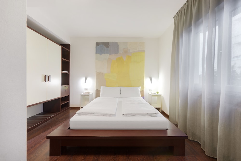 Hotel Asterix 7/28
