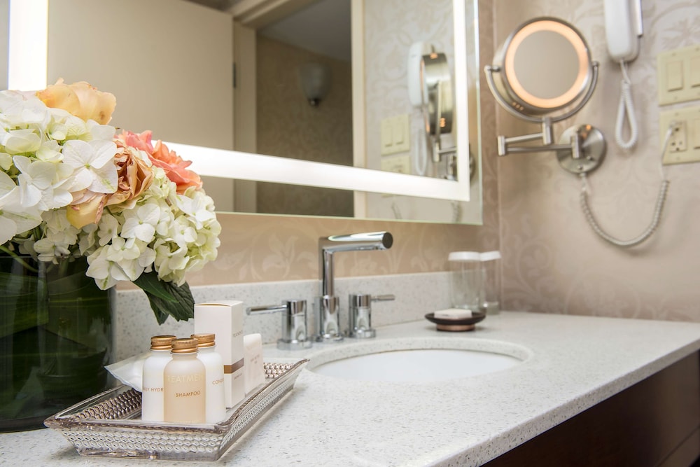 Best Western Premier Chateau Granville Hotel and Suites and Conf. Centre 31/61