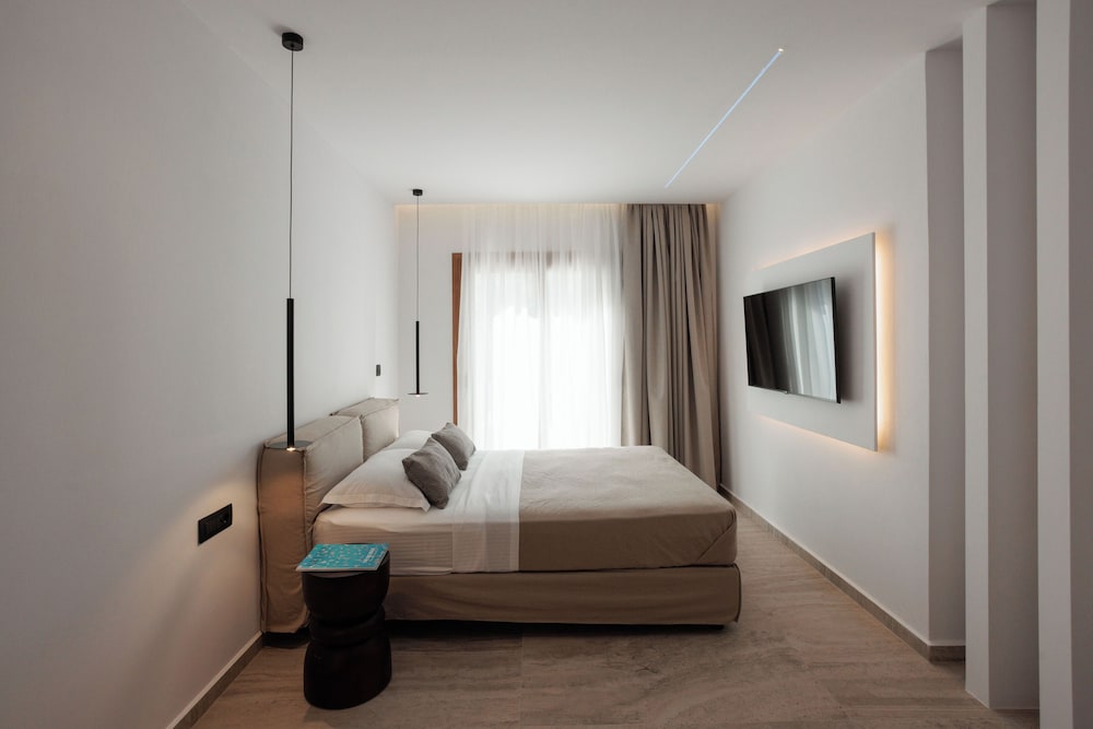 Suite, Queen Bed, Outdoor Jetted Tub, Sofa