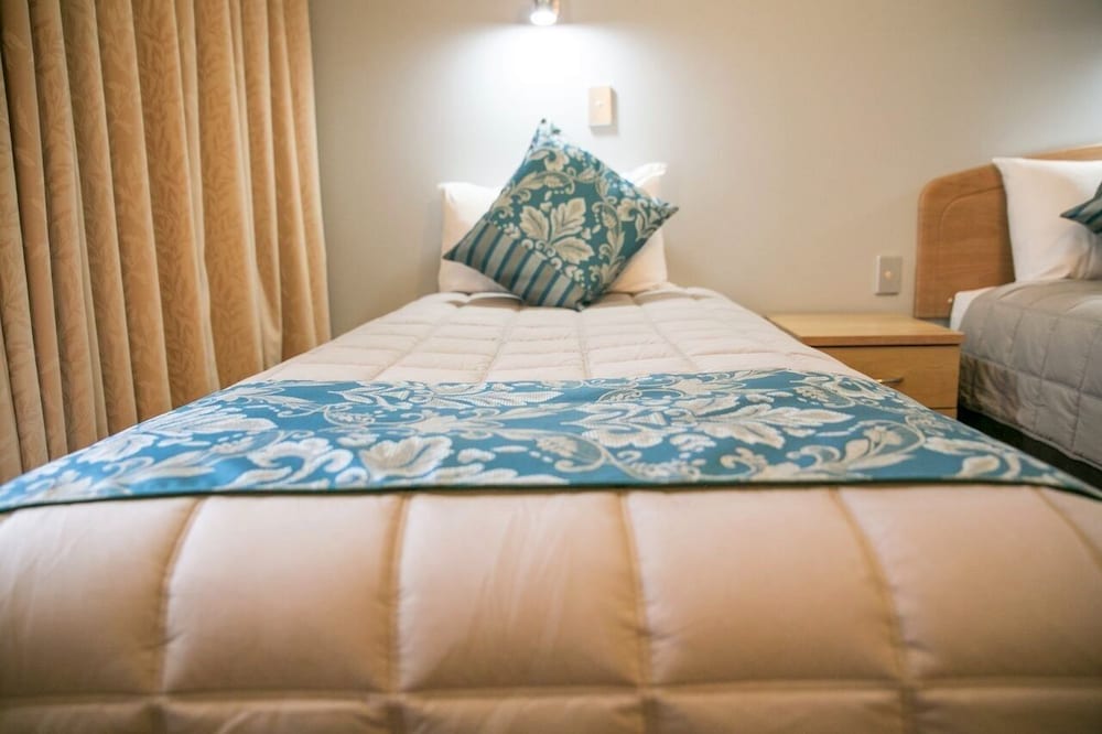 GOSFORD PALMS MOTOR INN 26/62