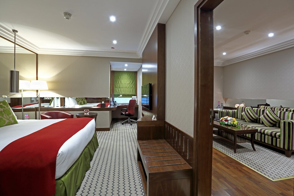 كراون بلازا الرياض منهال(Radisson Blu Hotel and Convention Center, Riyadh Minhal) 45/67