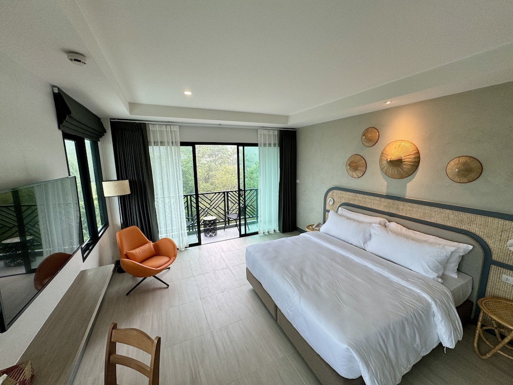 PREMIUM, STUDIO, SUITE, KING BED, POOL VIEW