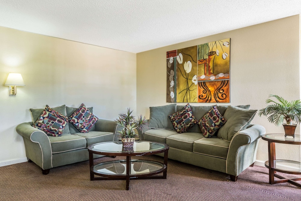 Super 8 by Wyndham New Orleans 31/43