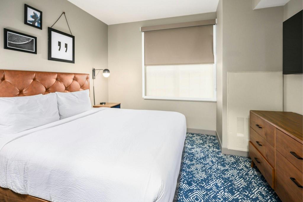 1 Bedroom, Suite, King Bed, Sofa