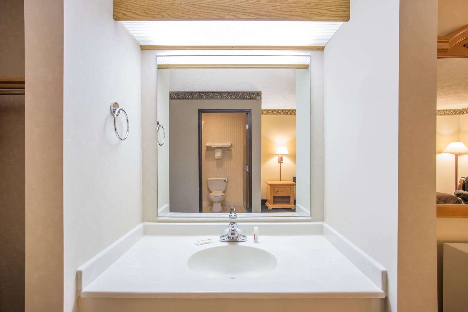 Burgundy Inn & Suites 5/5
