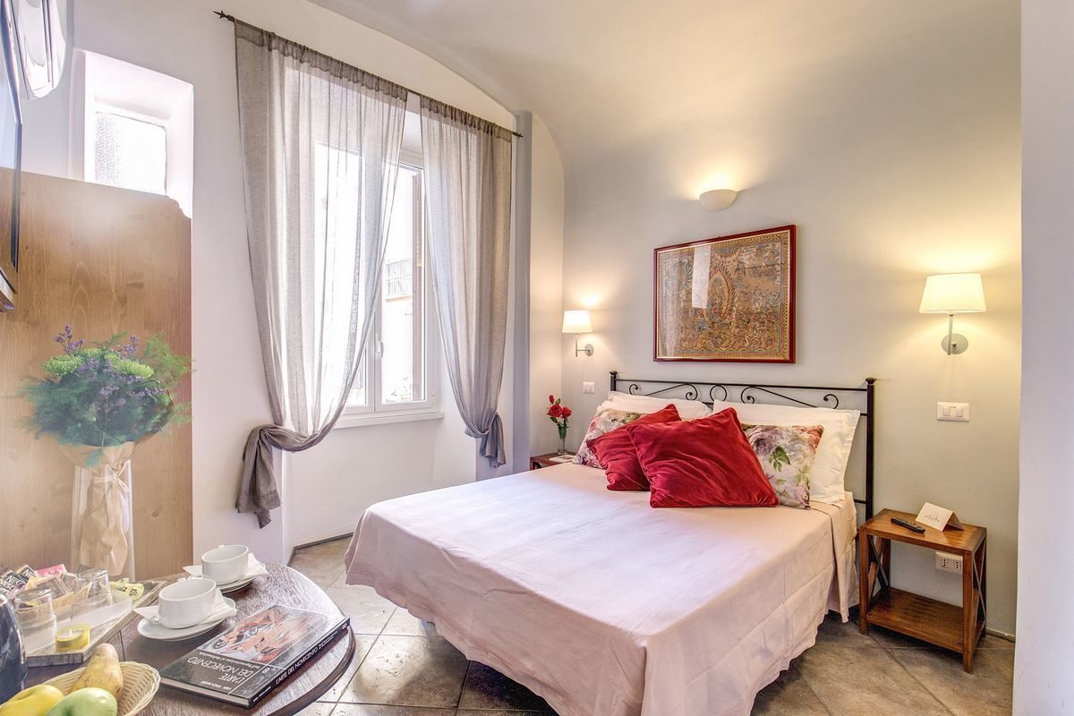 ROOM, DOUBLE BED