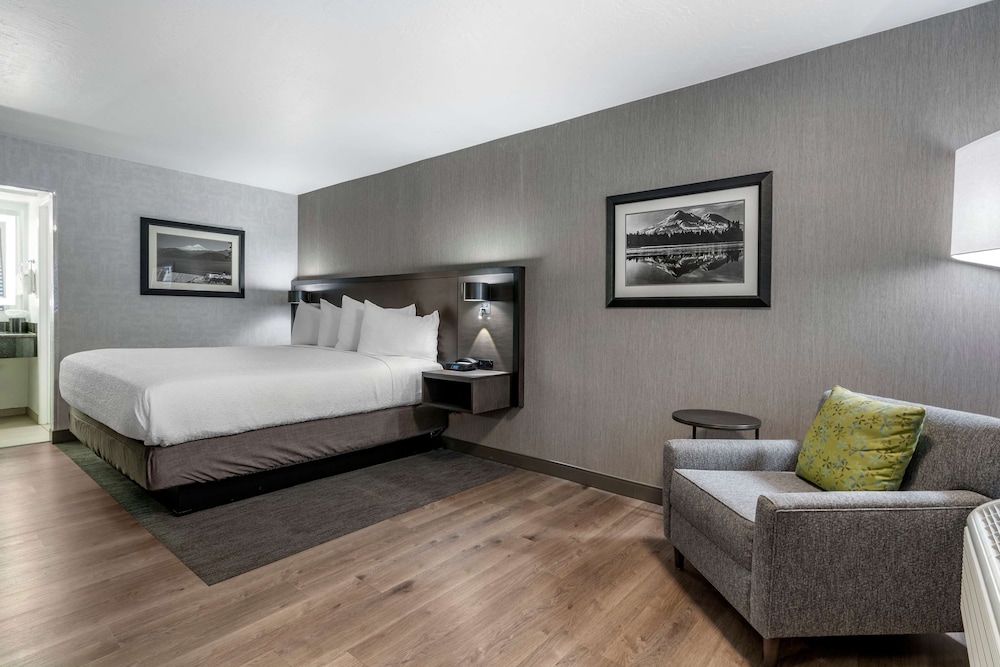 Best Western Plus Hilltop Inn 23/52