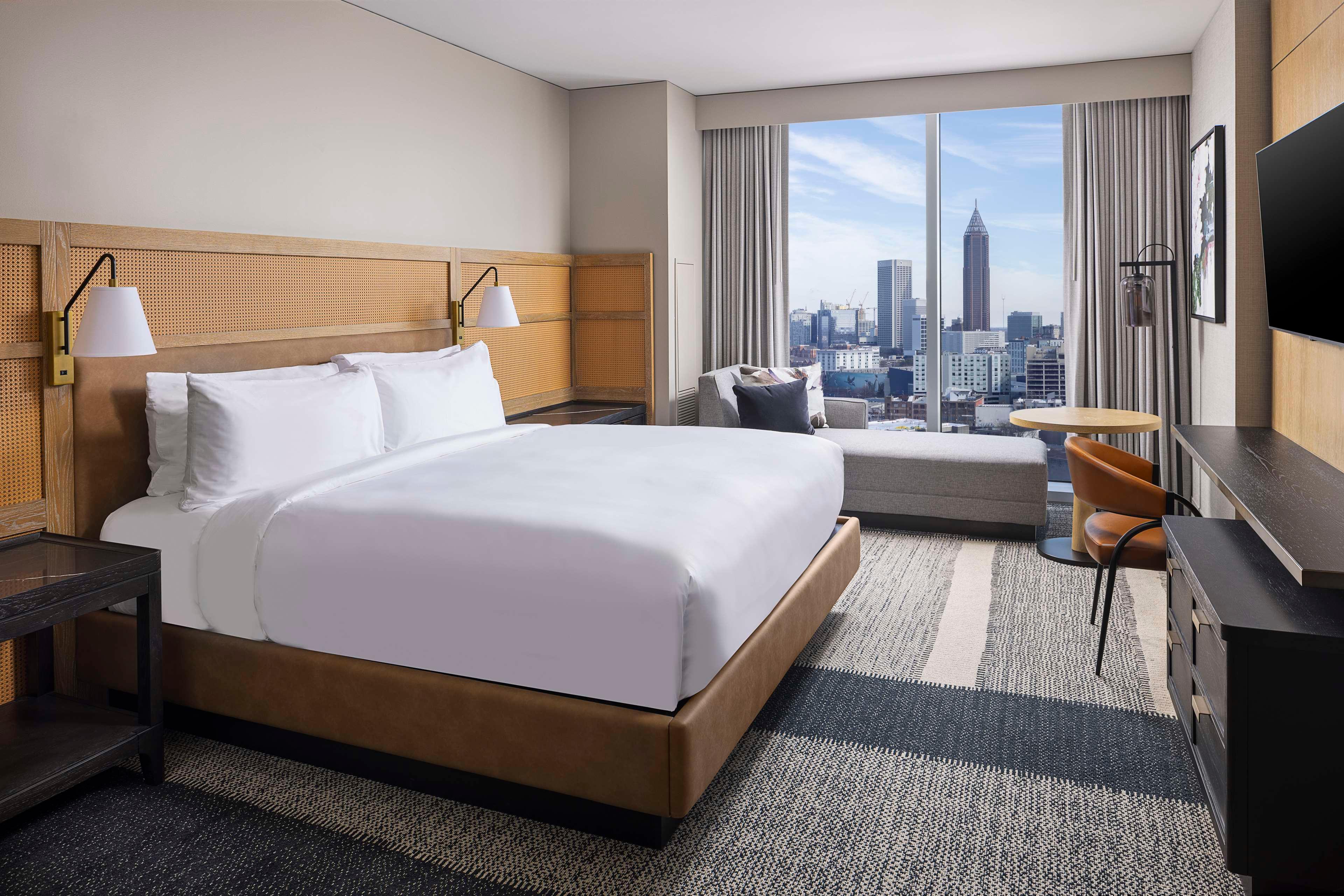 GUEST ROOM, KING BED, CITY VIEW