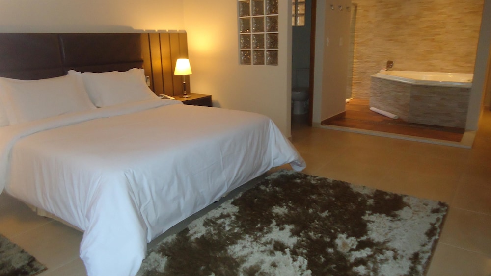 Mondrian Suite Hotel 35/82