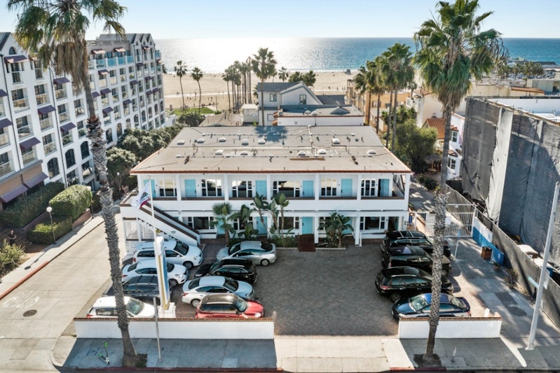 Sea Blue Hotel 7/11