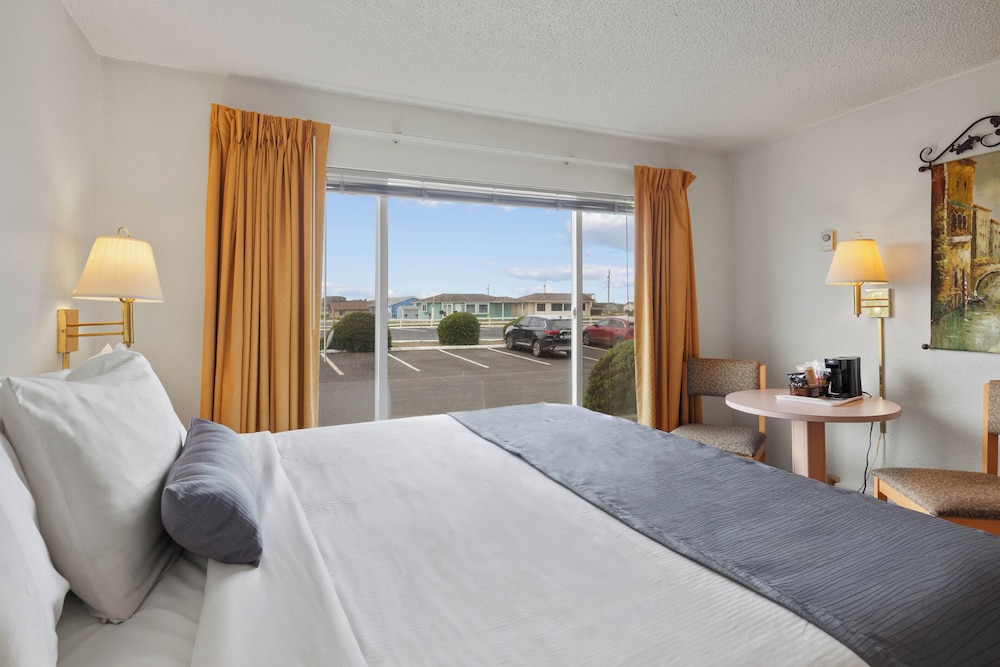 Room, Queen Bed, Village View