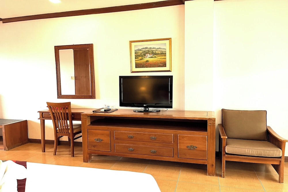 Aiyaree Place Hotel 61/75
