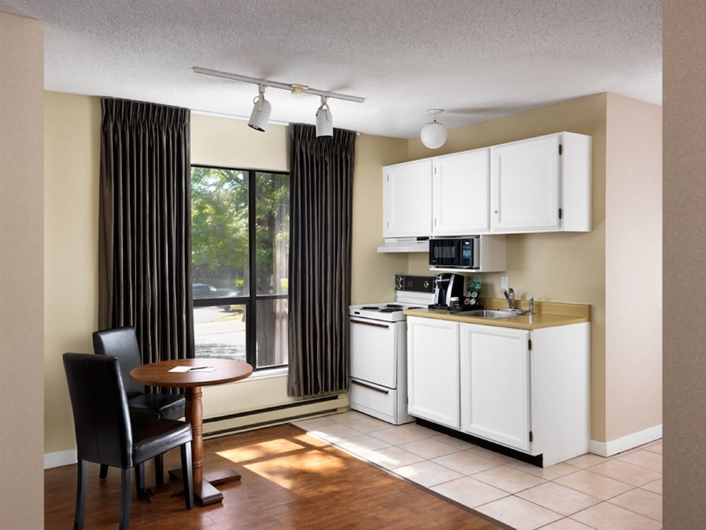 HUNTINGDON MANOR(FORMERLY Huntingdon Hotel & Suites) 9/50