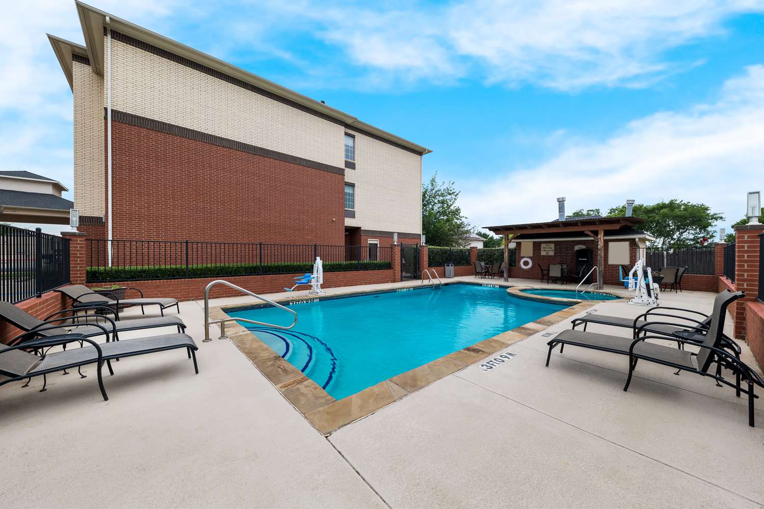 Best Western Plus Lake Dallas Inn & Suites 27/27