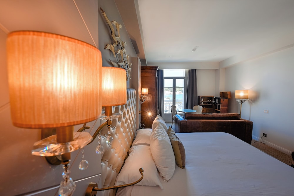 Riviera, Suite, 2 King Beds, Partial Sea View، GRAND HOTEL DES SABLETTES PLAGE, CURIO COLLECTION BY HILTON 8/9