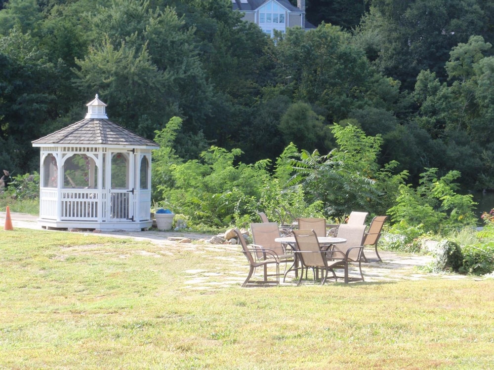 Chalet Inn & Suites Centerport 4/45