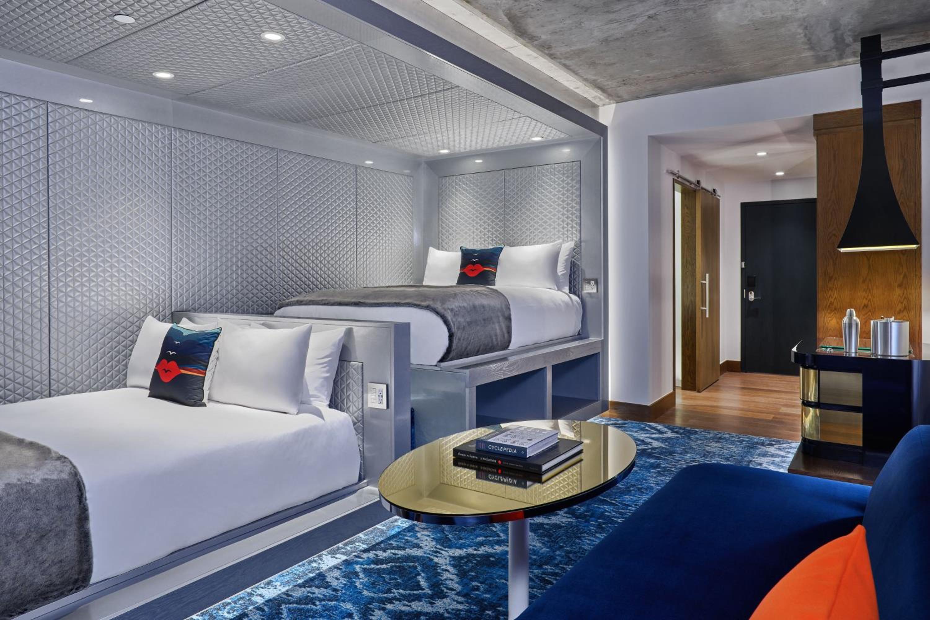 Room, King Bed, Queen Bed, Street View
