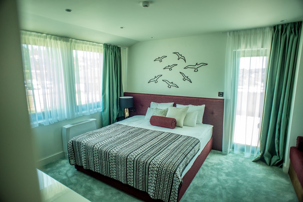 Hotel Hedonic 10/50