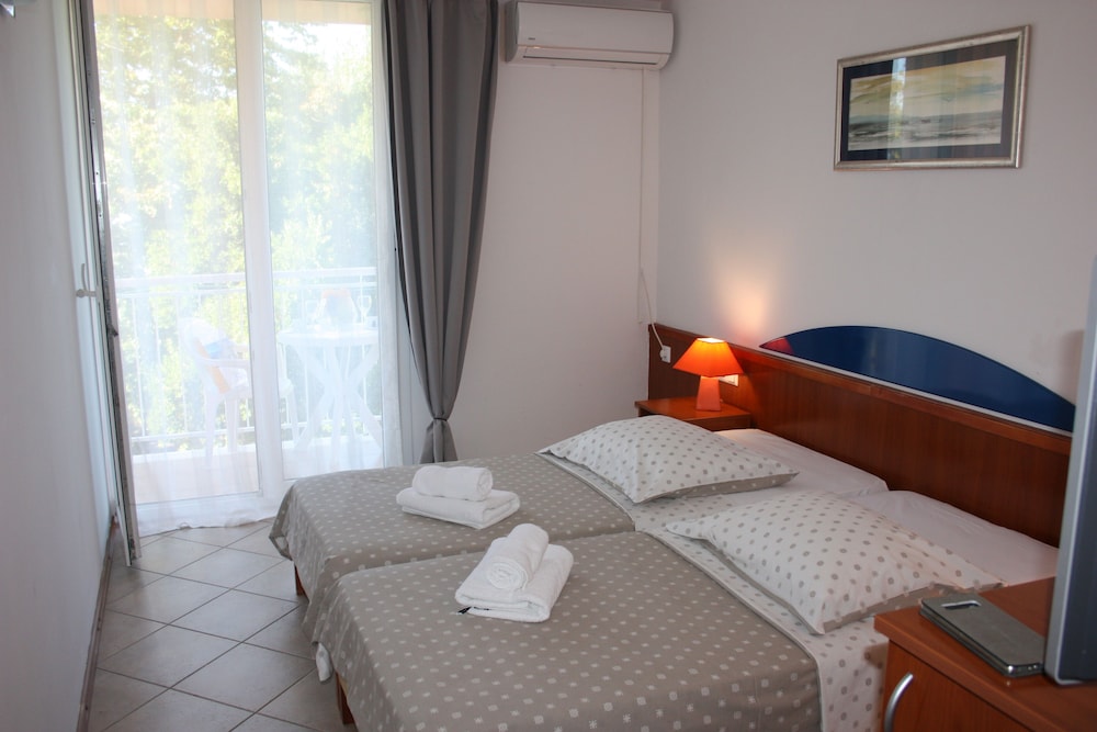 BRZET HOTEL OMIS 20/50