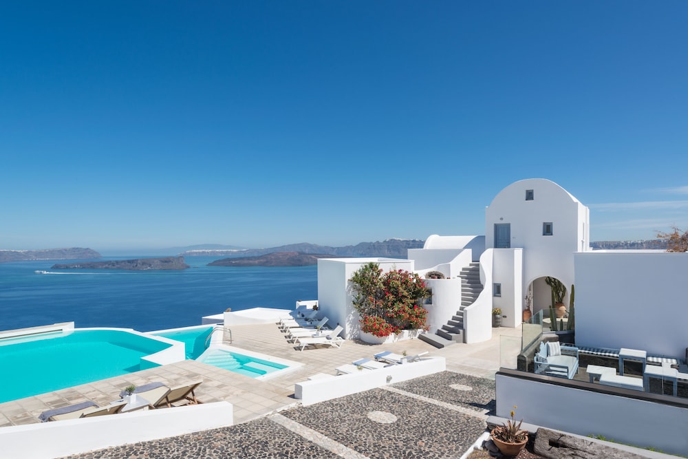Apanemo Hotel and Suites 50/59