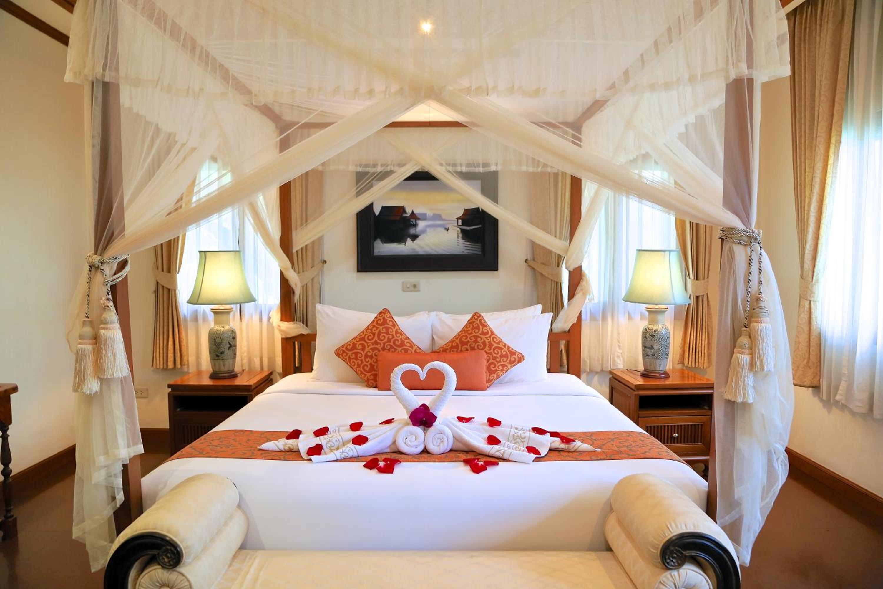 Honeymoon, Jasmine, Villa