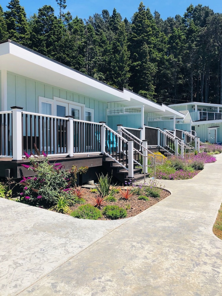 Seafoam Lodge 6/67