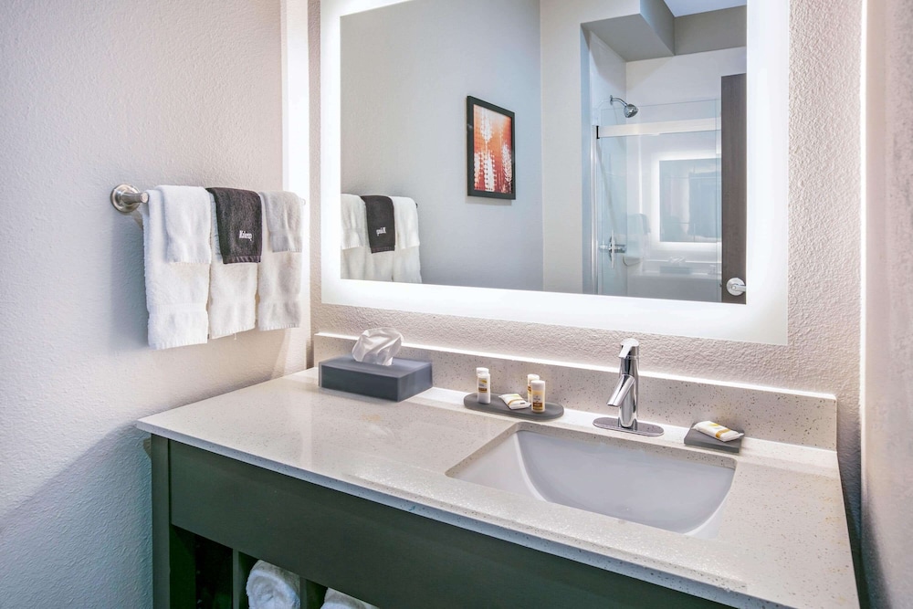 La Quinta Inn & Suites by Wyndham DFW West-Glade Parks 12/47