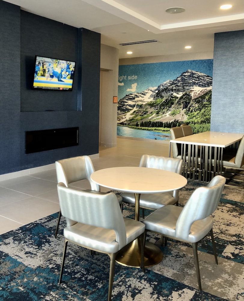 La Quinta Inn & Suites by Wyndham Denver Parker 39/50