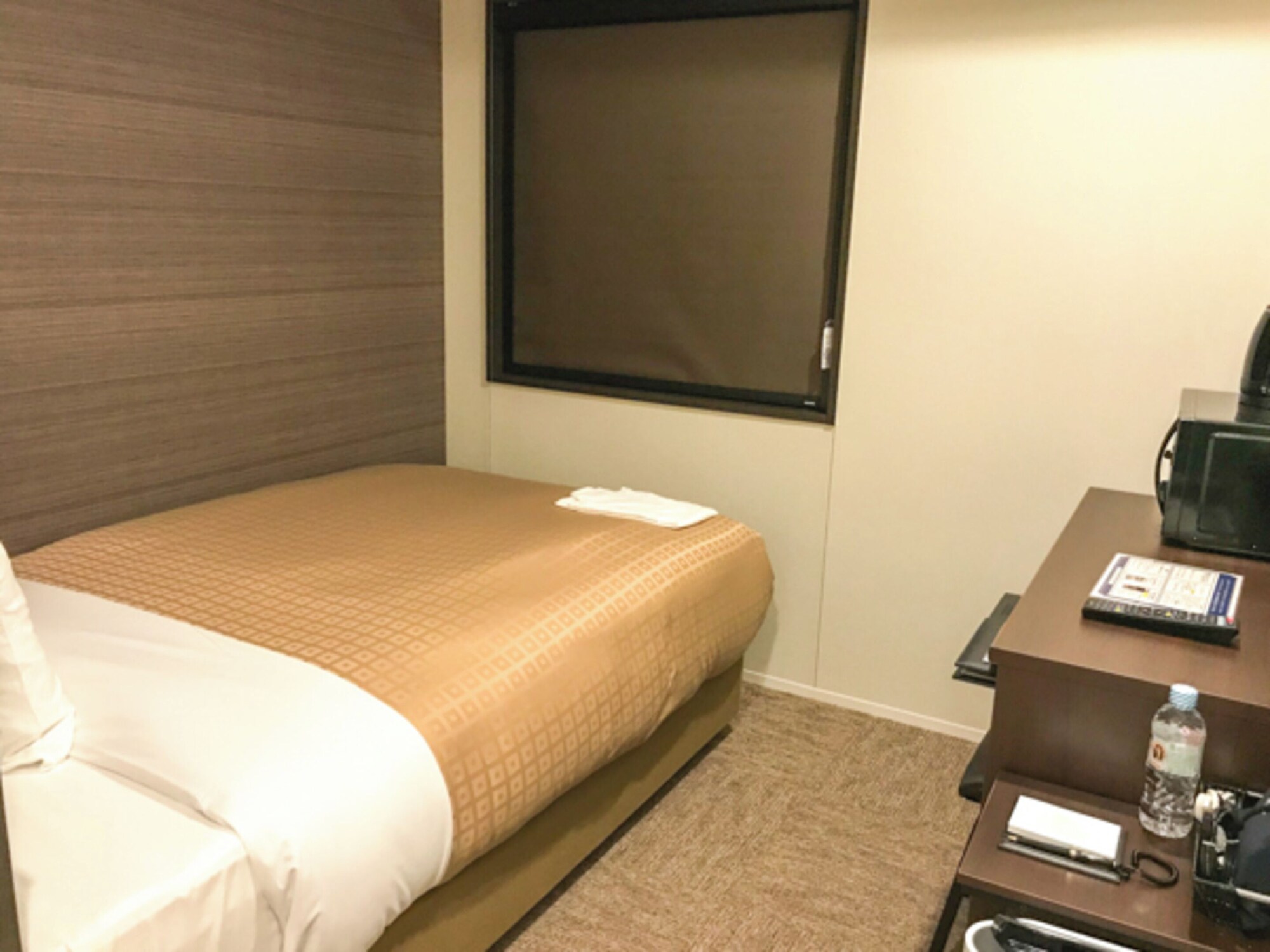 ROOM, SINGLE, SMOKING