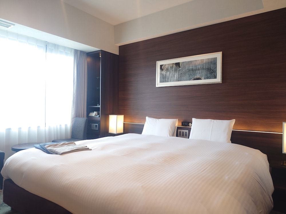 ROOM, KING BED, CORNER