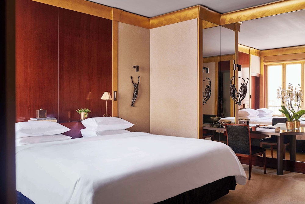 Diplomat, Suite, King and Twin Beds