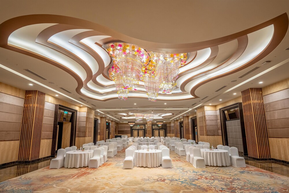 Radisson RED Indore 2/22