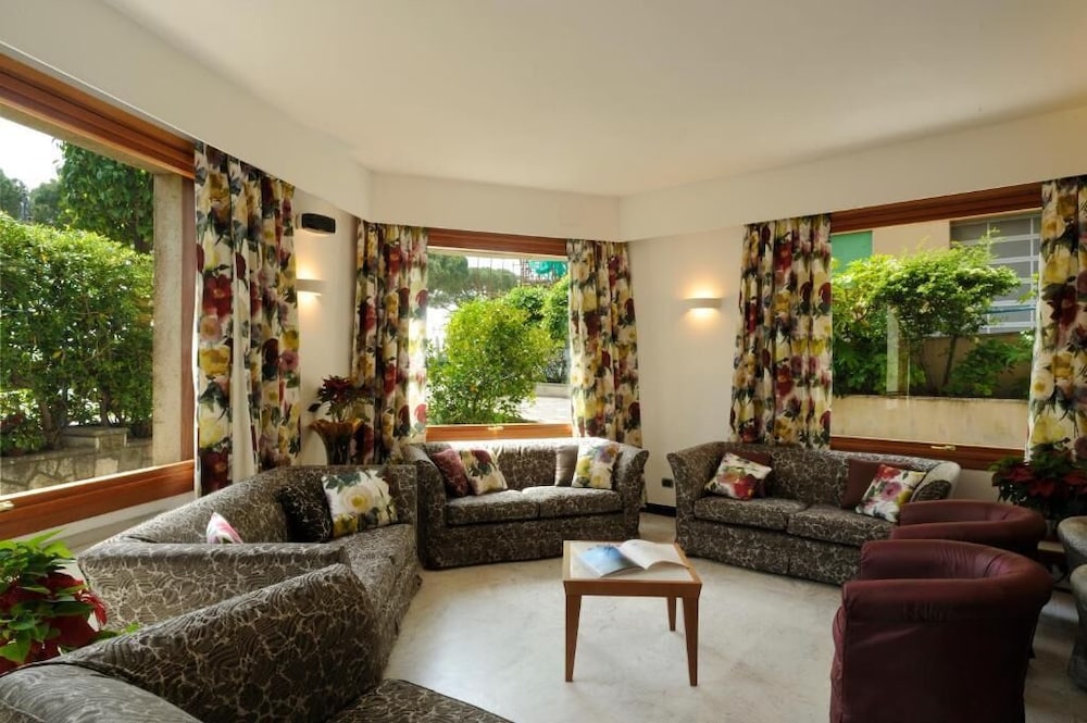 LVG Hotel Collection - Majestic 25/50