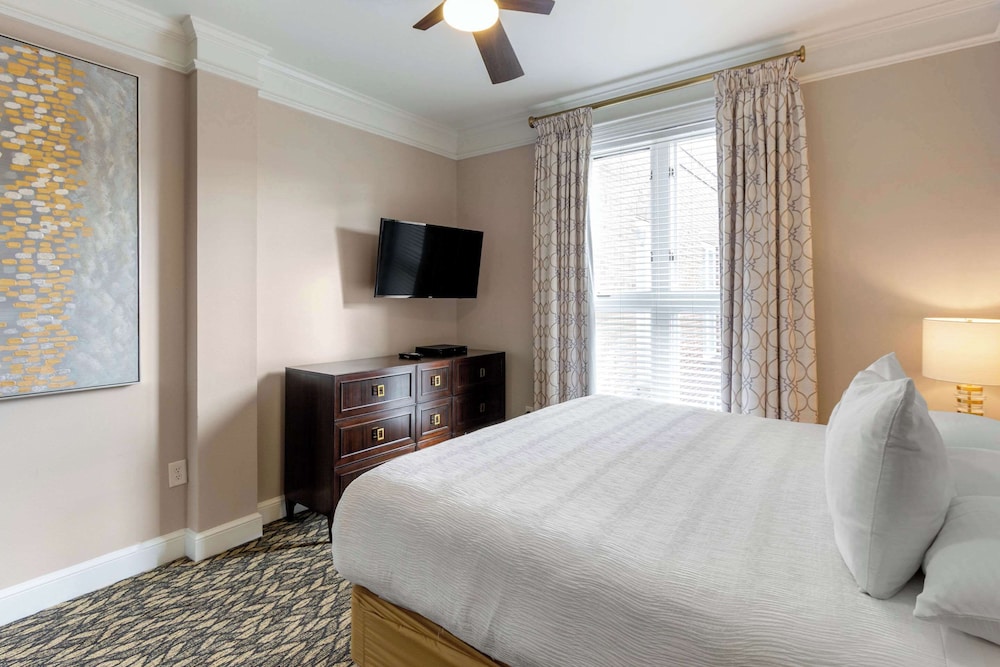 SUITE, KING BED, SOFA