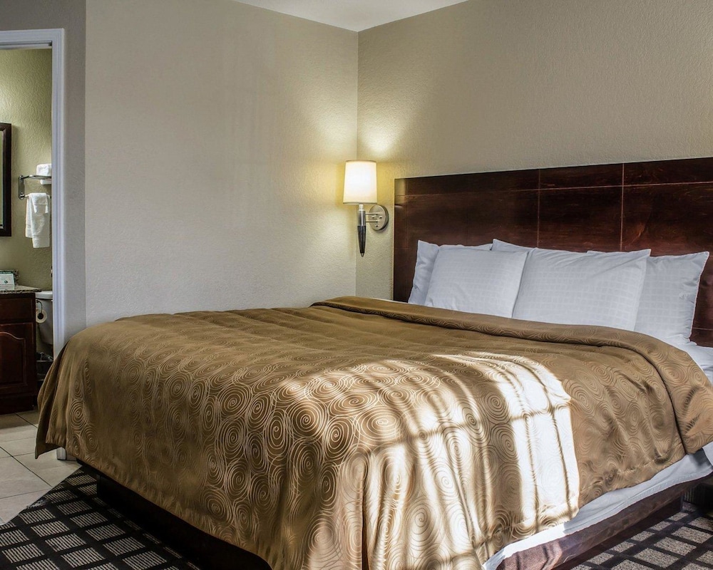 MainStay Suites Coralville - Iowa City 11/38