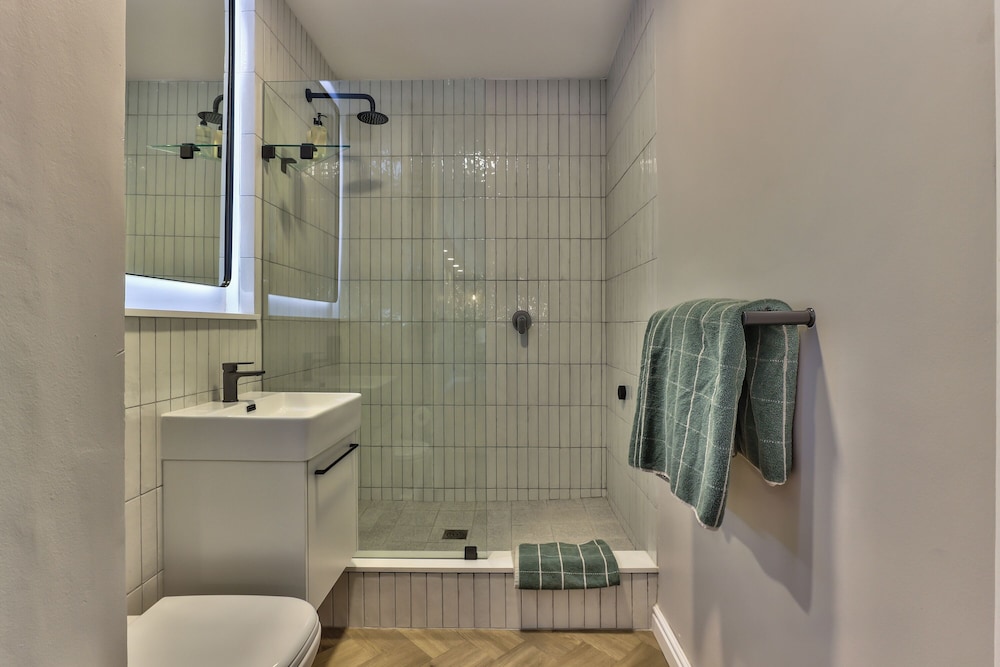 437 St Martini Gardens 19/20