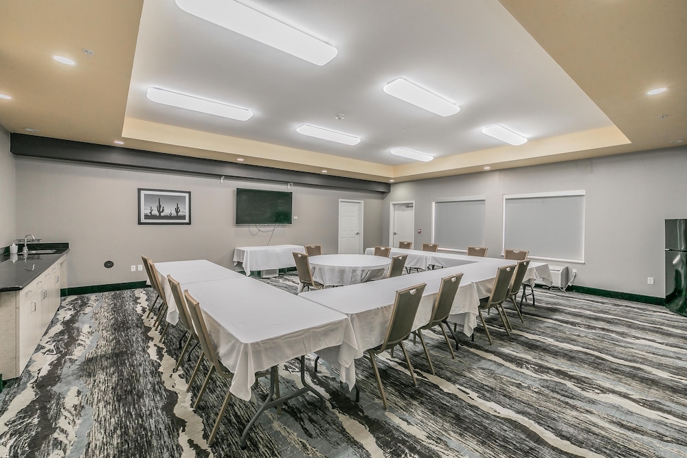 La Quinta Inn and Suites by Wyndham Granbury 52/62