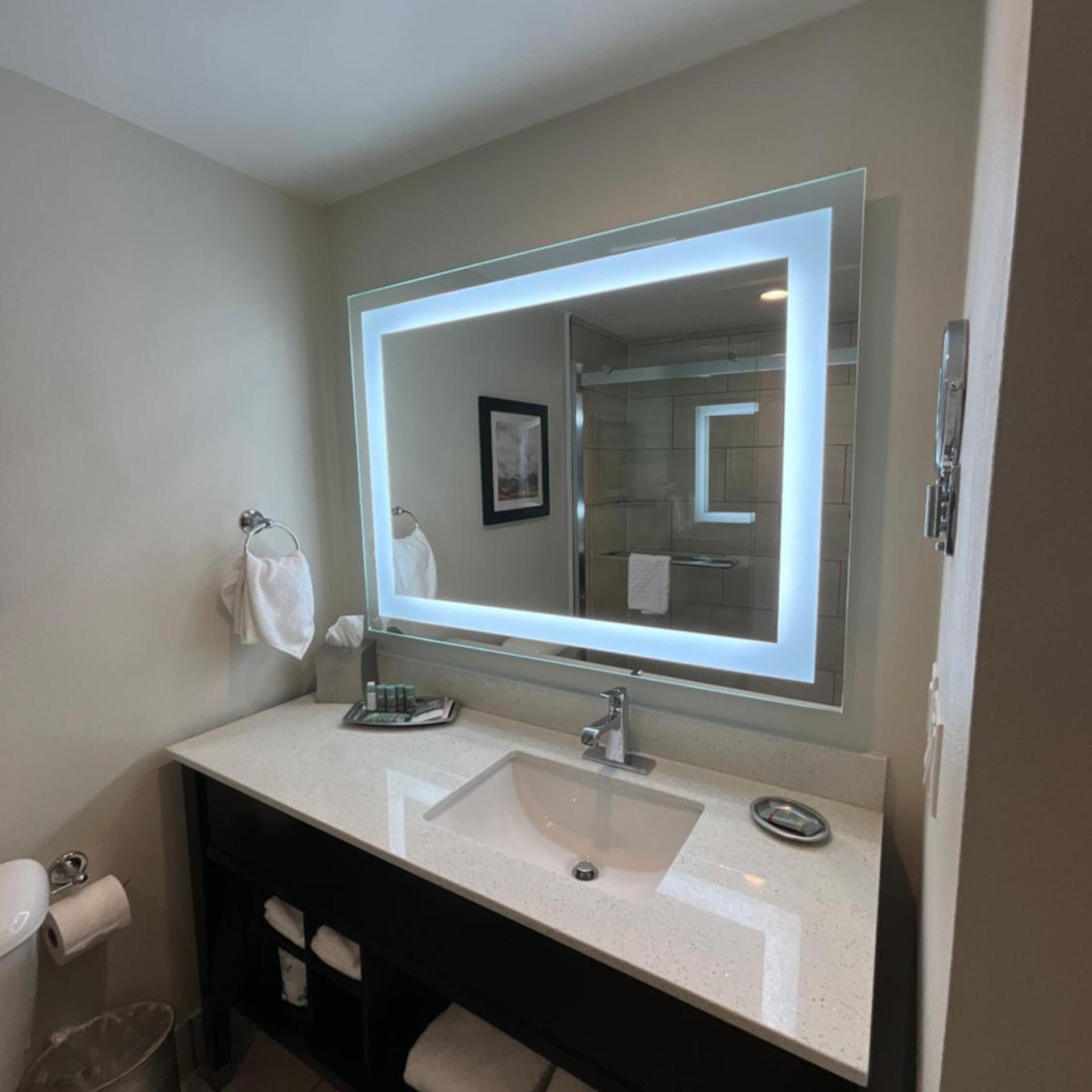 غرفة بسرير كينج وسريرين كوين بإطلالة على المسبح بشرفة، Best Western Denver East 3/3