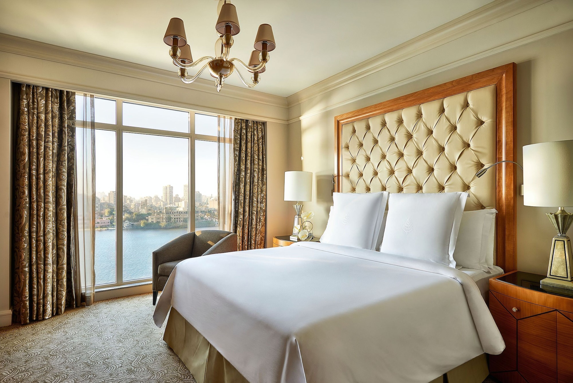DIPLOMAT, SUITE, KING BED
