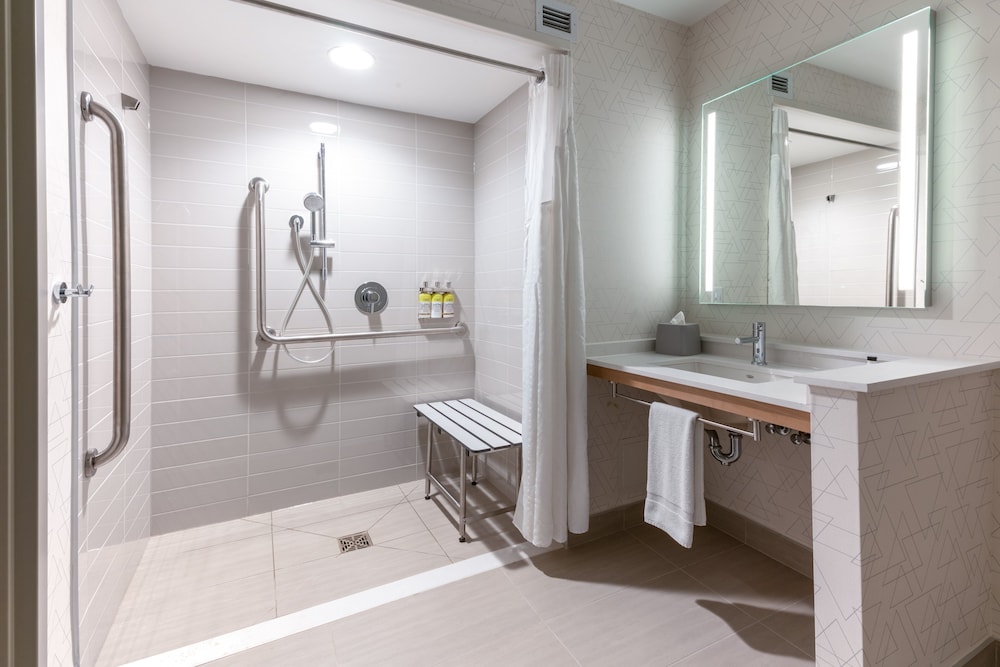 Holiday Inn Express Suites Vaughan 26/78