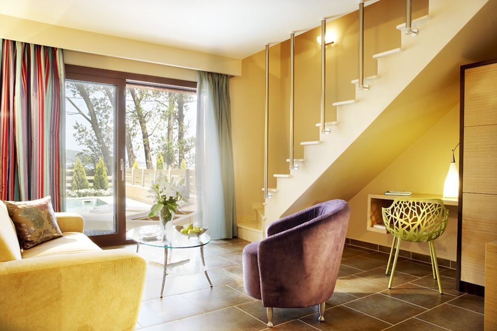 Alexandra Golden Family Innovation Resort 57/76