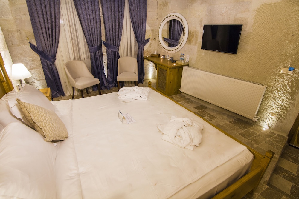 Azure Cave Suites 4/50