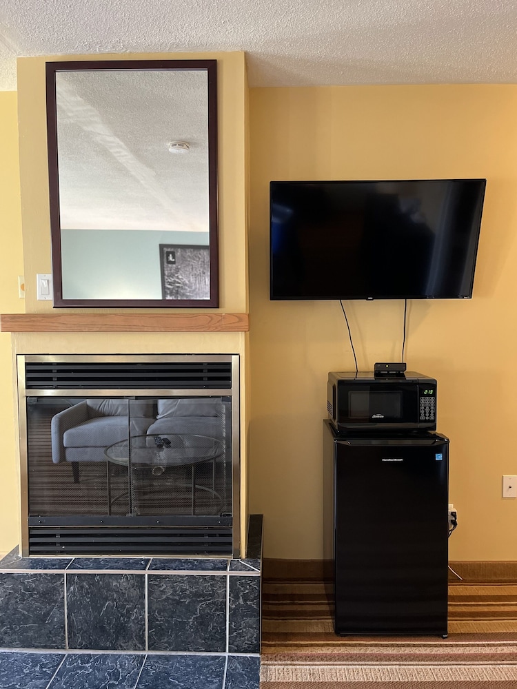 Jolly Roger Inn & Resort 40/50