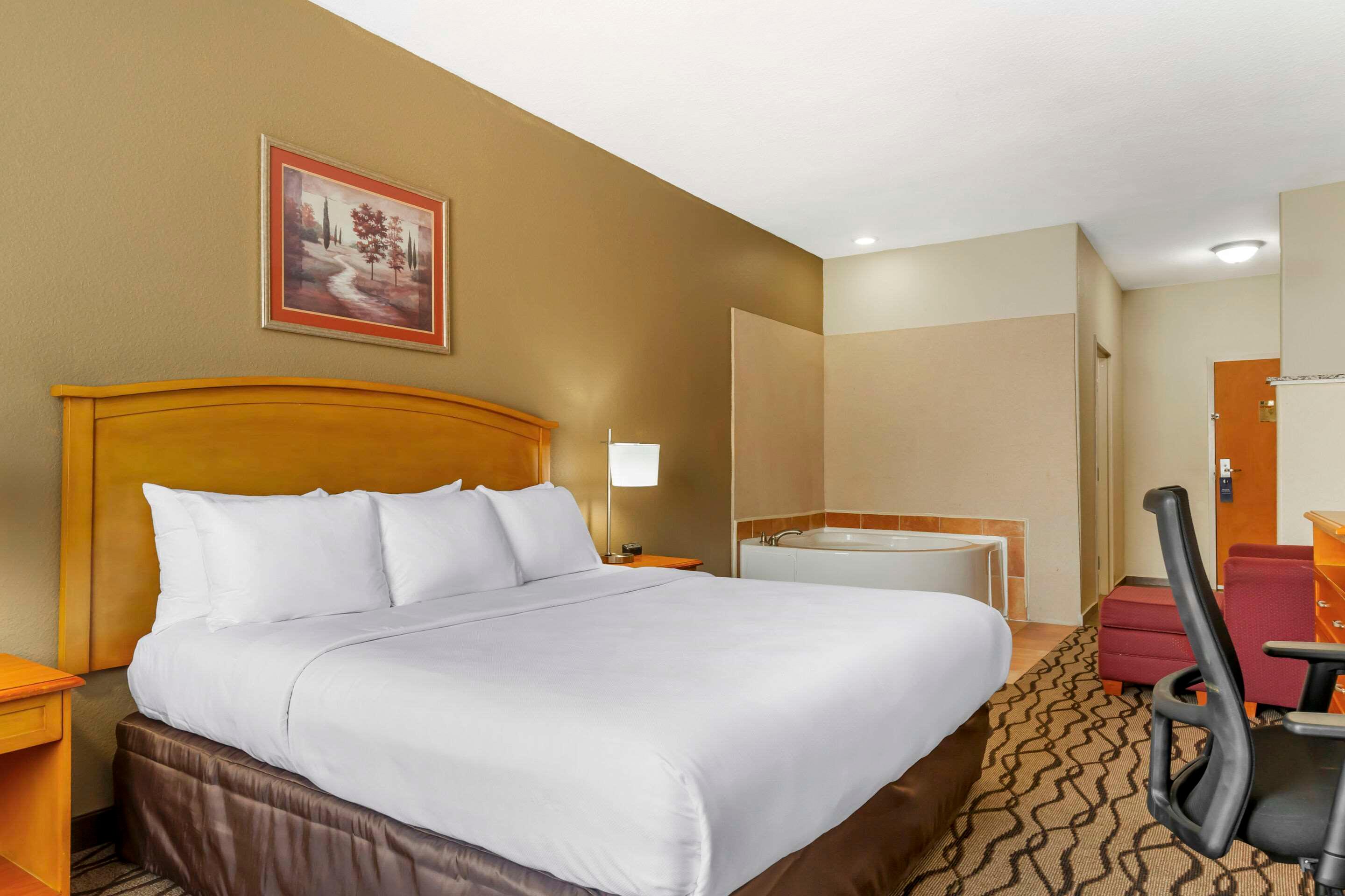 ROOM, KING BED