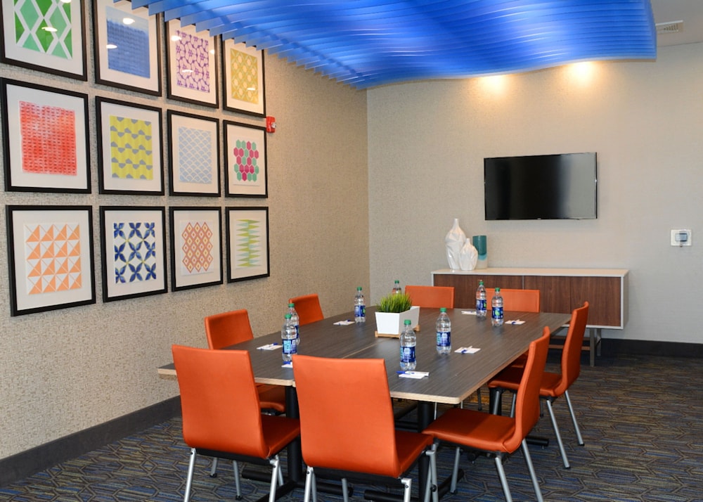 Holiday Inn Express Suites Pittsburgh Monroeville 46/49
