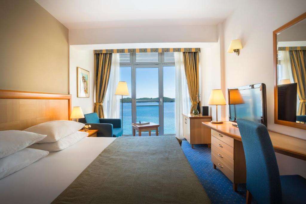 غرفة سوبيريور بسرير مزدوج بإطلالة على البحر، Aminess Vival Grand Azur Hotel 4/7