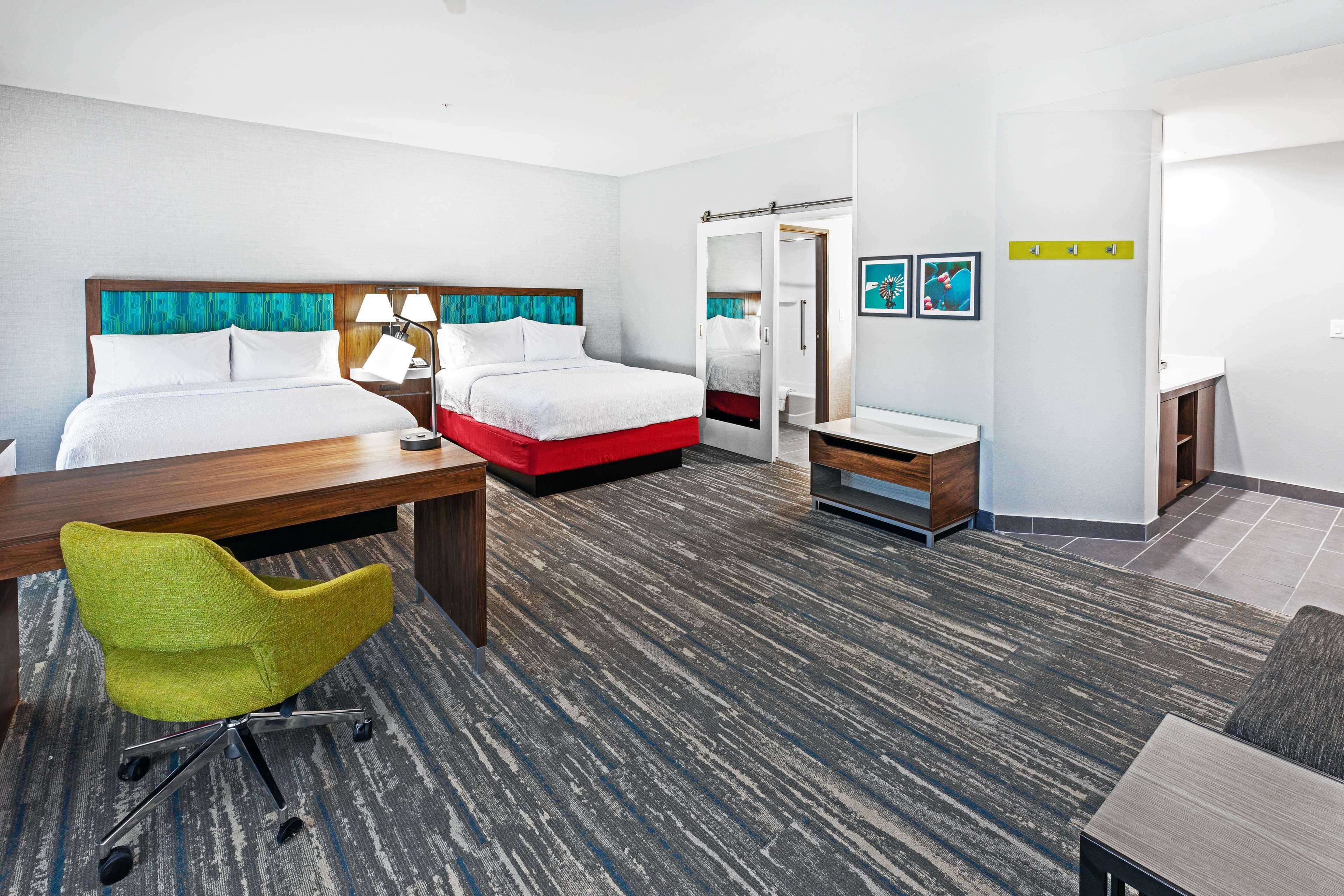 Studio, 2 Queen Beds, Sofa, Accessible