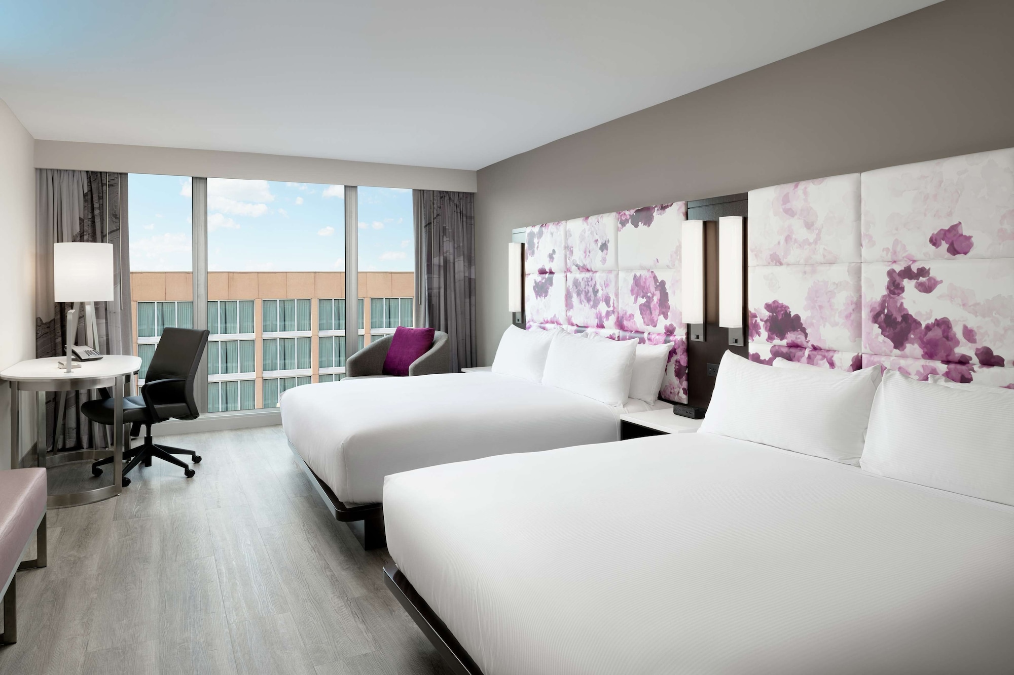 DELUXE, 2 KING BEDS, POOL VIEW
