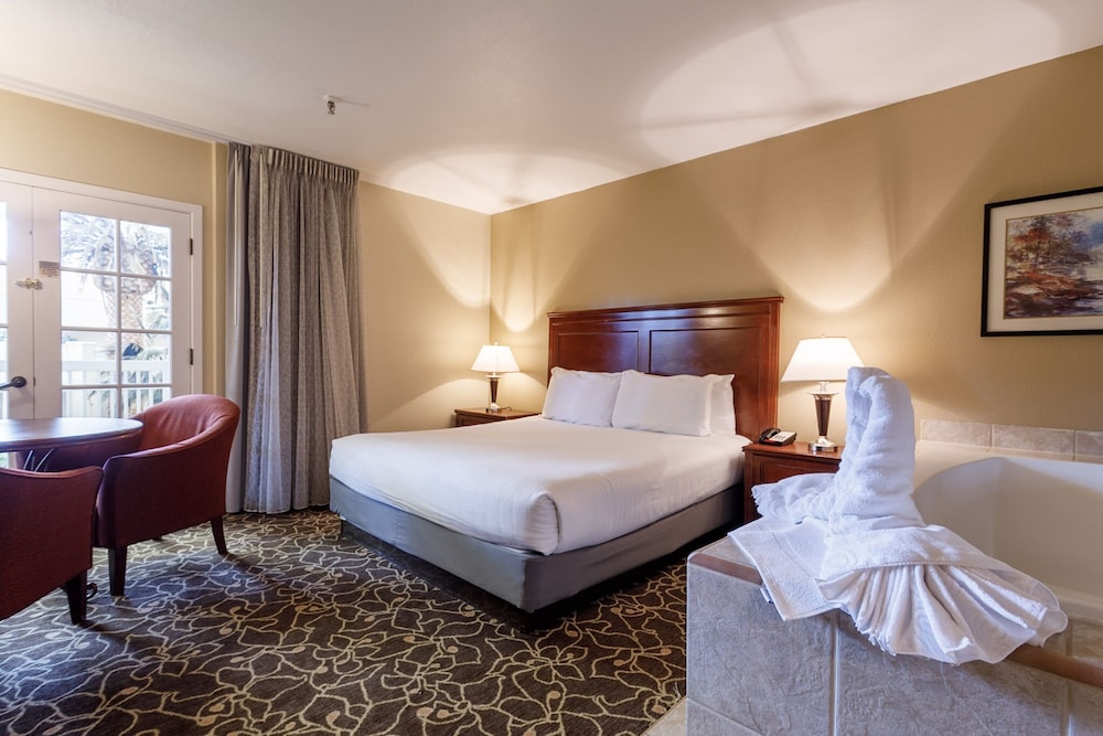 Atrium, Suite, King Bed, Jetted Tub