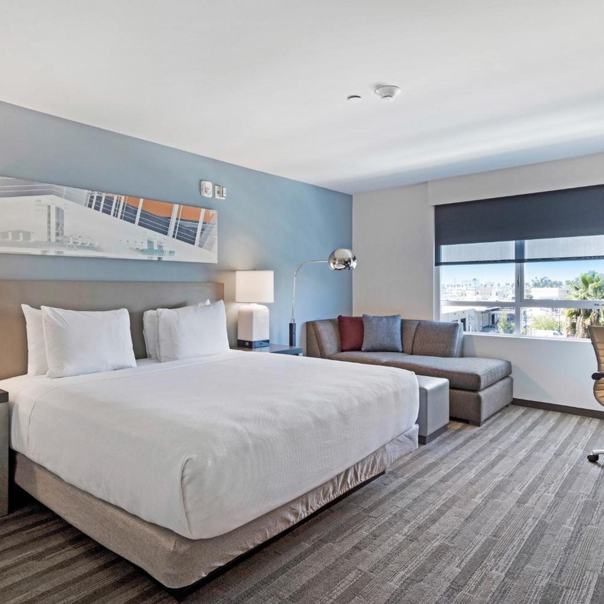 Room, King Bed, Den, Accessible